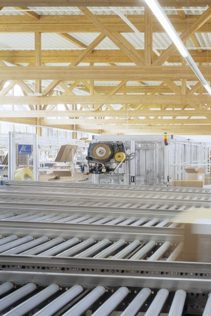 Paket auf Rollenband Paket auf Rollenband