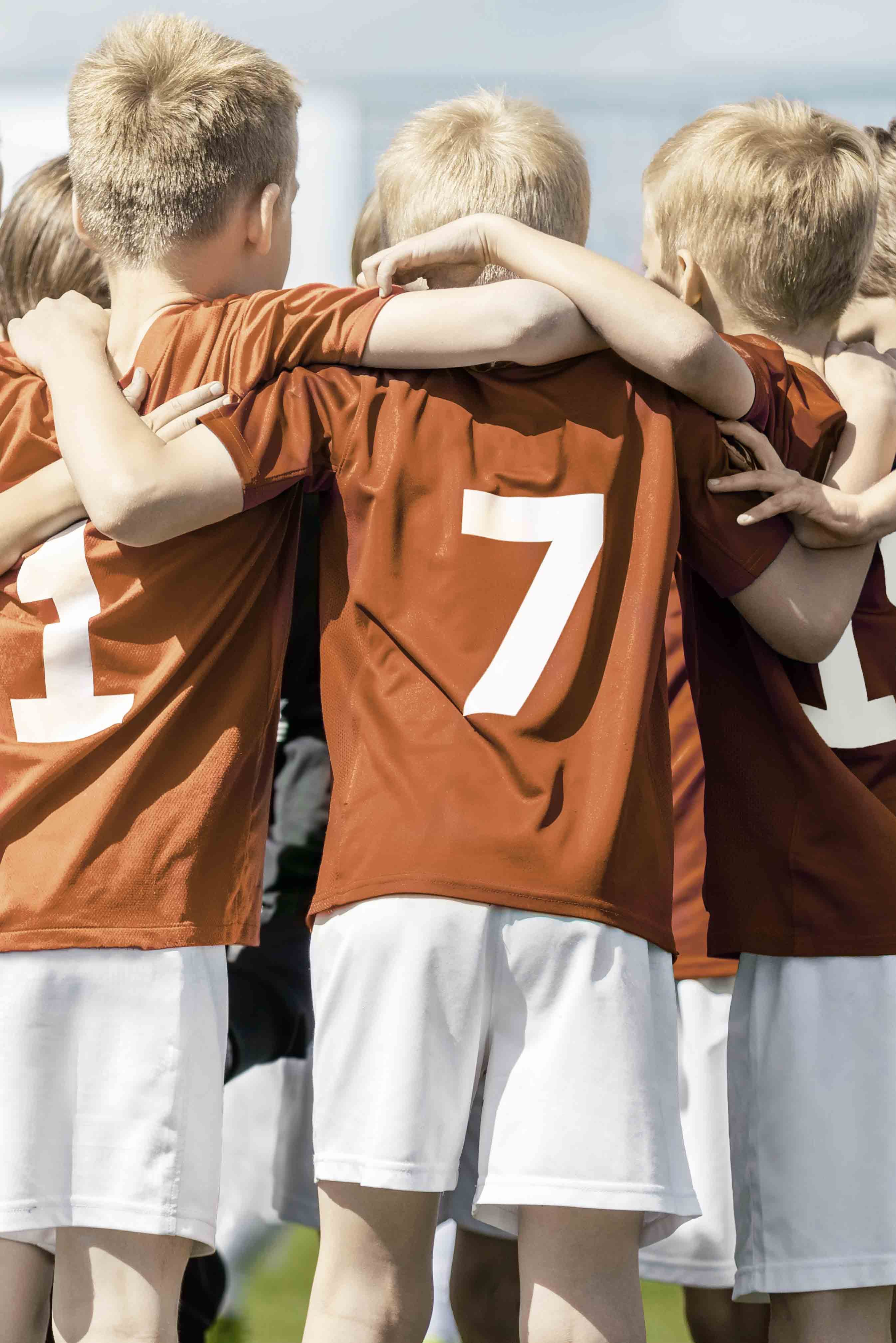 Teamumarmung Jugendmannschaft Fussball 