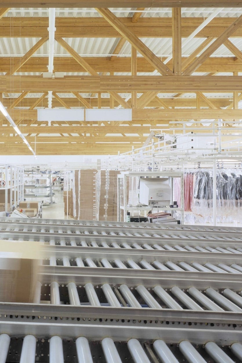 Paket auf Rollenband Paket auf Rollenband