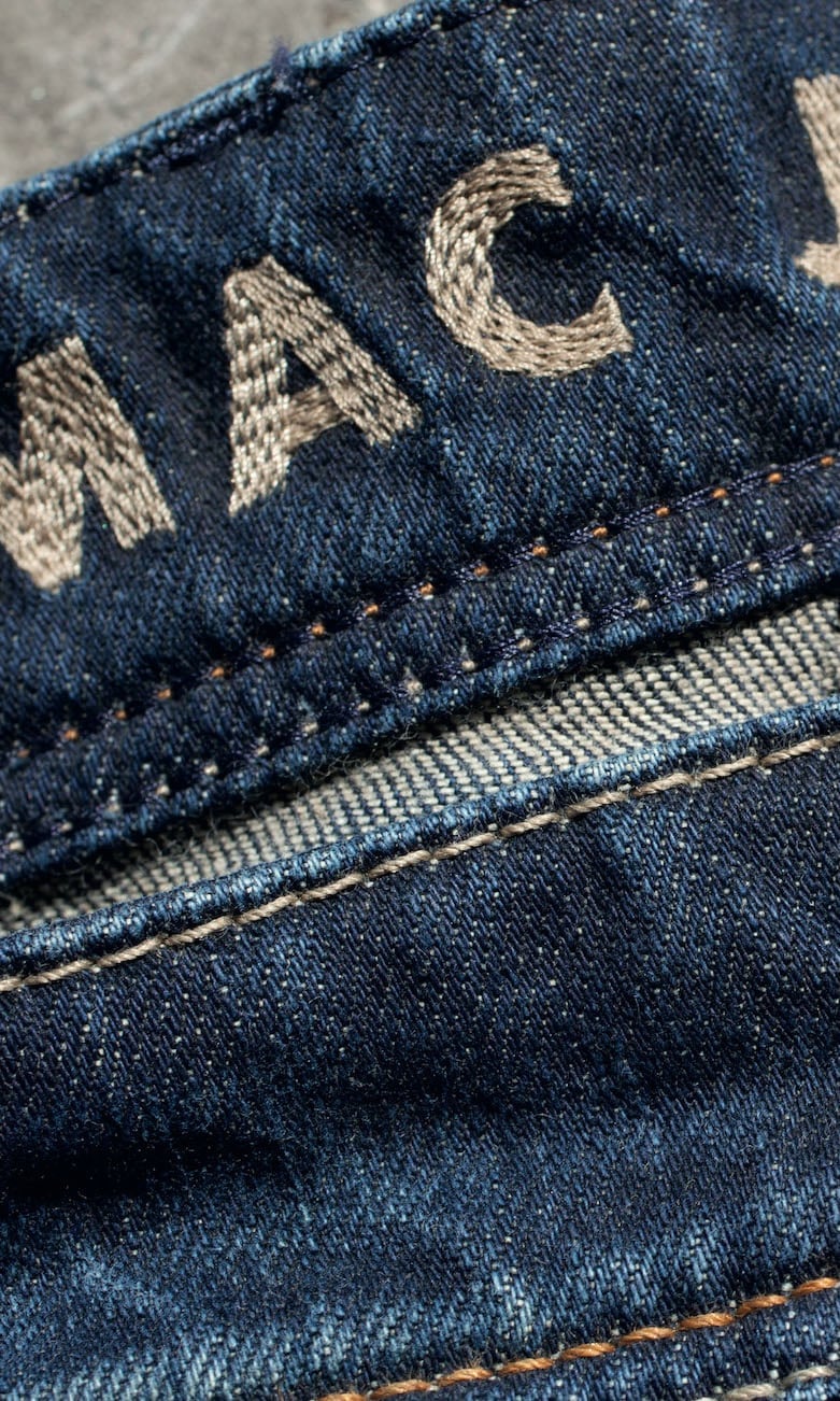 gesticktes MAC logo in einem Jeansbund gesticktes MAC logo in einem Jeansbund